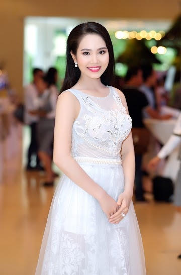 Tân Hoa hậu Áo dài Hoa hậu biển 2016 sở hữu vẻ đẹp "mong manh" dịu dàng.