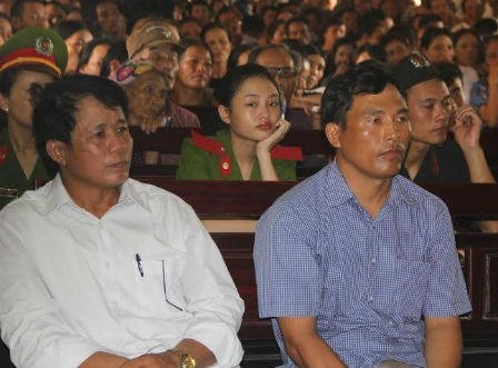 Bị cáo Lê Sỹ Bình và Nguyễn Hữu Hóa tại phiên tòa xét xử.