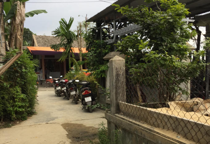 Người thân đang lo hậu sự cho cháu bé. (Ảnh: Đăng Hậu)