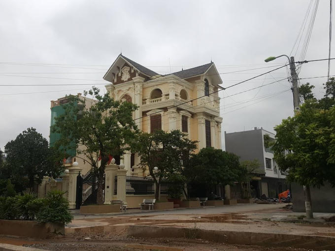 Biệt thự mọc ngang nhiên trên đất quốc phòng.