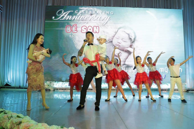 Tuấn Hưng hát mừng đầy tháng con gái Tuấn Hưng cùng vợ con hát ca khúc "Điều quý giá nhất" trong tiệc đầy tháng con gái.