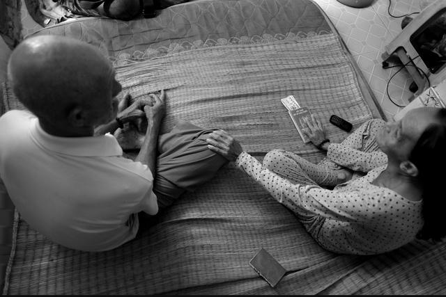 Hai con người đơn độc, họ dọn về chung sống với nhau với hi vọng chăm sóc nhau những lúc ốm đau. Nhưng rồi cuộc sống đầy trớ trêu khi chất hết mọi nỗi lo lên đôi vai người đàn bà nhỏ bé này.