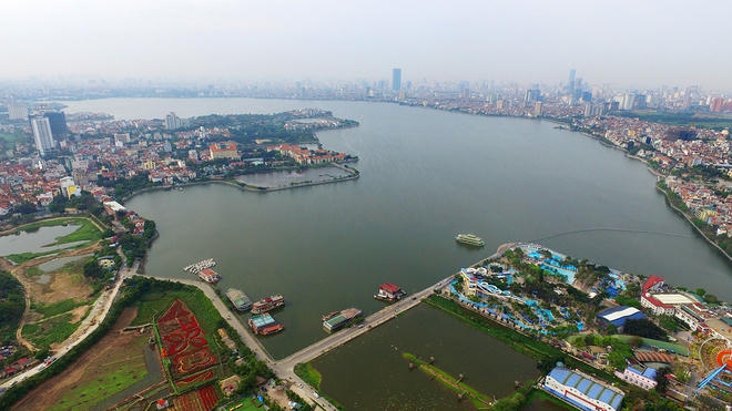 Hồ Tây là hồ tự nhiên lớn nhất của thành phố, điều hòa cho cả một vùng nội thành rộng lớn. Năm 1993, diện tích Hồ Tây rộng 526 ha giảm xuống còn 516 ha vào năm 2001. Tháng 10/2016, "nước thải và thời tiết thay đổi" khiến hơn 200 tấn cá hồ Tây chết trắng.