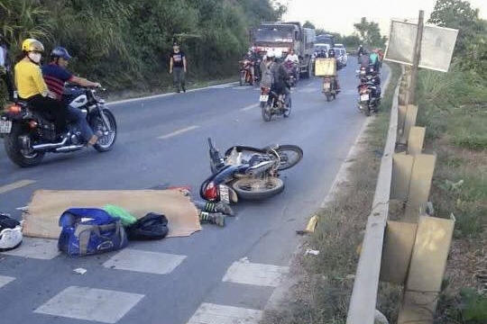 Hiện trường vụ tai nạn khiến nam phượt thủ tử vong tại chỗ.