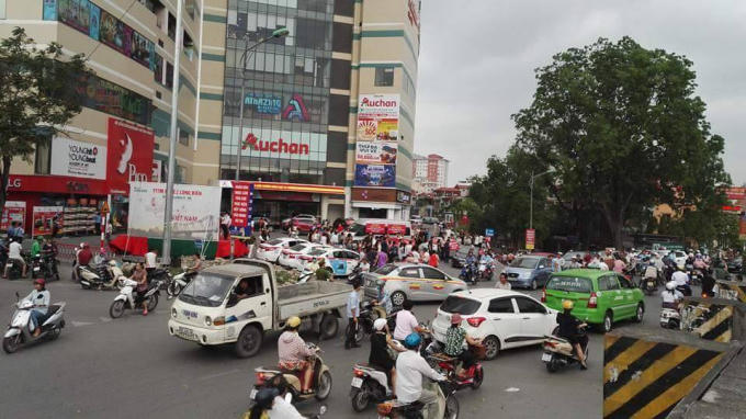 Việc cư dân của tòa nhà phản đối khiến khá nhiều người tham gia giao thông qua khu vực này tò mò, dừng lại và gây ách tắc giao thông.
