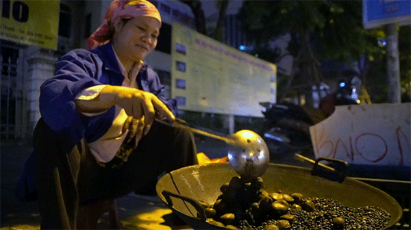 Những người cảm nhận rõ mưa lạnh nhất là những người buôn bán nhỏ lẻ và lao động buổi tối.