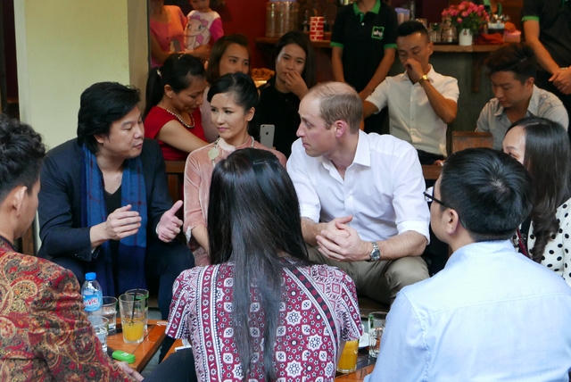 Nhạc sĩ Thanh Bùi, một nhà hoạt động vì động vật hoang dã, trò chuyện với Hoàng tử William. (Ảnh: An Bình)