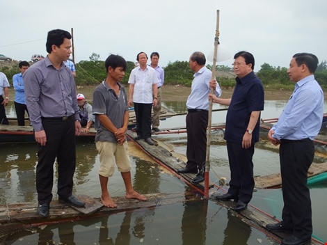 Phó Thủ tướng Chính phủ Trịnh Đình Dũng (thứ hai từ phải sang) động viên, thăm hỏi người dân nuôi cá biển bị thiệt hại.