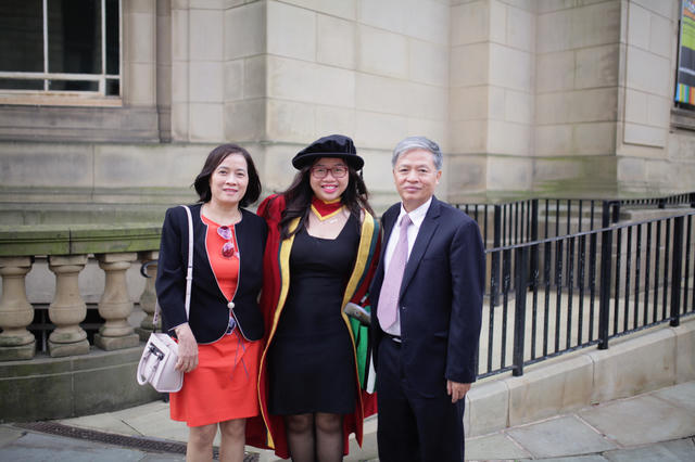 Nữ giảng viên và bố mẹ trong ngày bảo vệ luận án tiến sĩ thành công tại Anh.