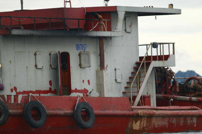 Tàu cỡ lớn mang số hiệu QN7057 bị bắt khi đã khai thác cát gần đầy các khoang chứa.