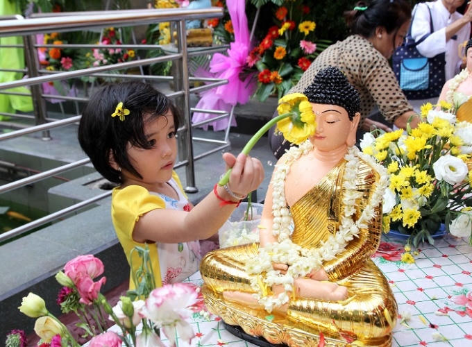 Chư tôn đức Tăng cùng đồng bào Phật tử tham dự lễ tắm Phật.