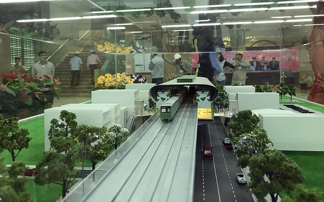 Đoàn tàu nằm trên tầng 2 của nhà ga, nơi có sảnh rộng hàng chục mét được làm bằng những vật liệu hiện đại