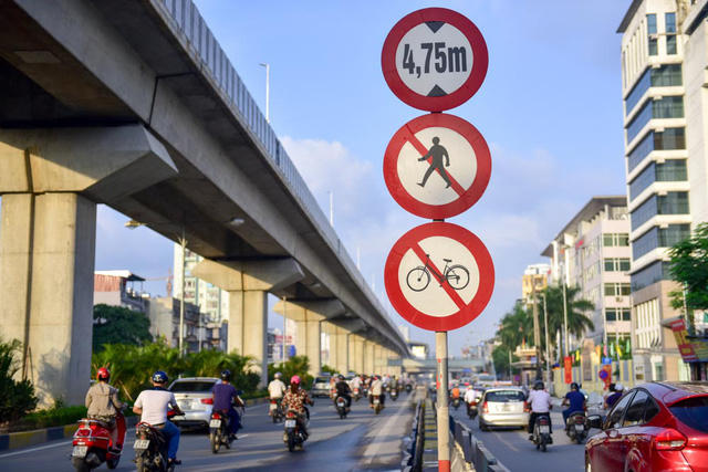 Hệ thống biển báo đã hoàn thiện để chỉ dẫn các loại phương tiện.