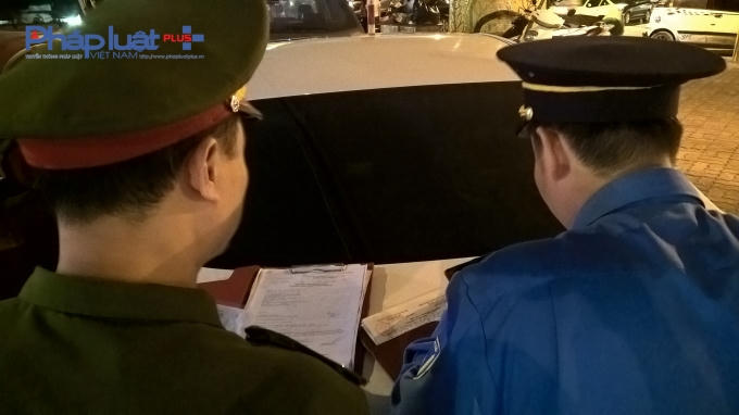Lực lượng chức năng tiến hành lập biên bản đối với xe vi phạm.   ( Ảnh Phạm Hiển )