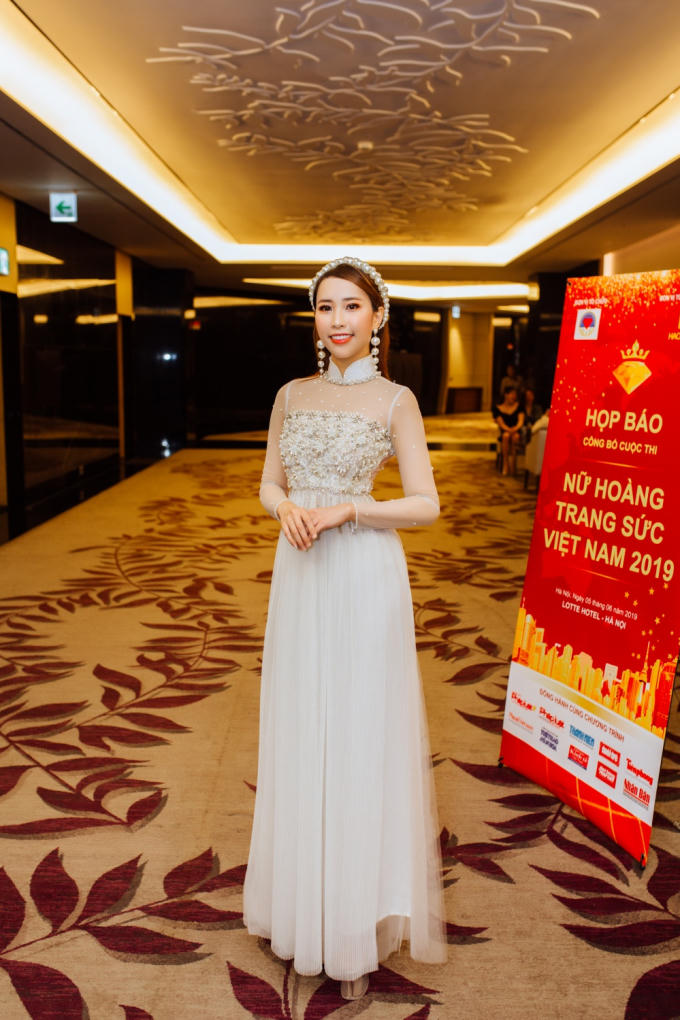 Stella Đào thể hiện sự đồng tình khi cho rằng phần thi bikini chỉ phô diễn vẻ đẹp hình thể của thí sinh mà vẻ đẹp hình thể không quan trọng bằng vẻ đẹp về tri thức.