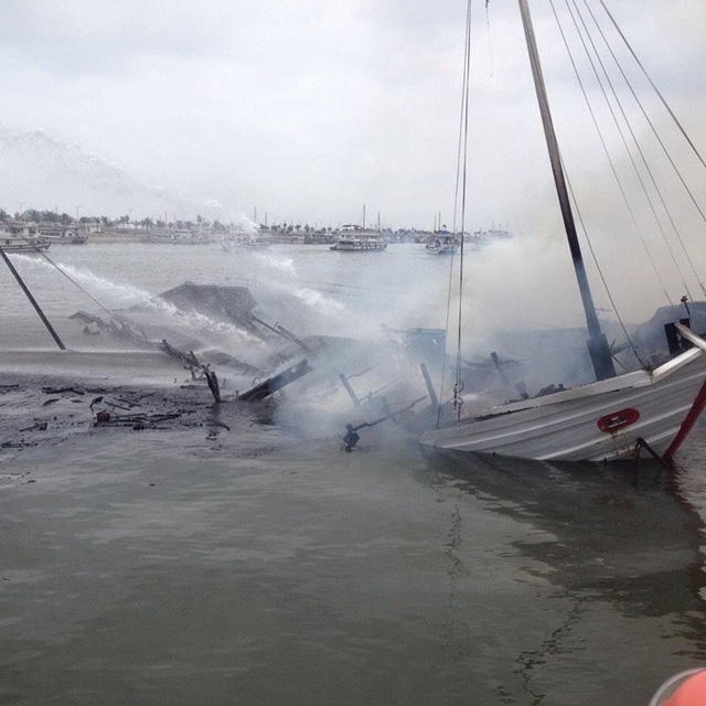 Con tàu hạng sang bị "bà hỏa" thiêu rụi toàn bộ rồi chìm tại bến cảng Tuần Châu.