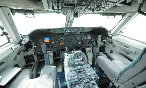 Bên trong khoang lái một chiếc máy bay "ngày tận thế". Ảnh: CBS