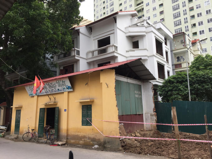 Nhà văn hóa tổ 9 bị dỡ bỏ một phần.