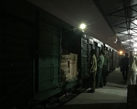 2Lực lượng chức năng đang tiến hành mở niêm phong của toa tàu để kiểm tra