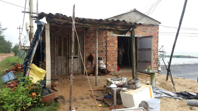 Cụt một tay, một chân, anh Phong vẫn làm việc như người bình thường.