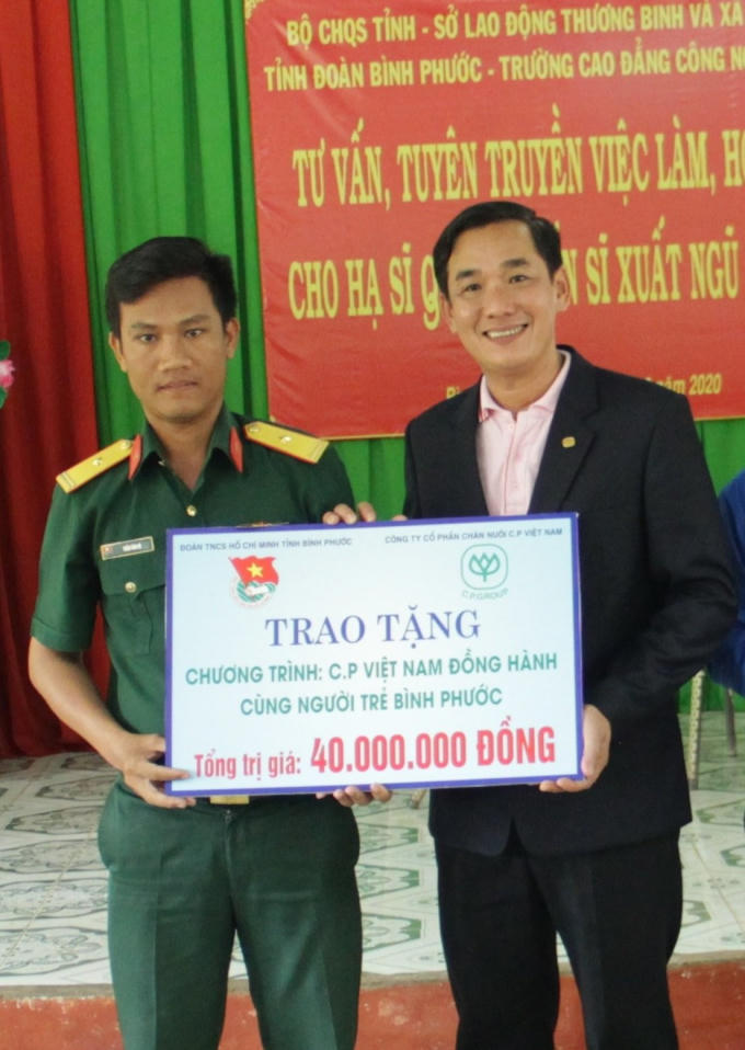 Ông Nguyễn Quốc Khang - Phó Tổng Giám đốc phụ trách nhân sự, Chủ tịch Hội LHTN Việt Nam Công ty Cổ phần chăn nuôi C.P. Việt Nam (phải) trao bảng tượng trưng các phần quà có tổng trị giá 40 triệu đồng cho đại diện Tiểu đoàn 208 để hỗ trợ gần 450 hạ sĩ quan, chiến sĩ sắp xuất ngũ trên toàn tỉnh.