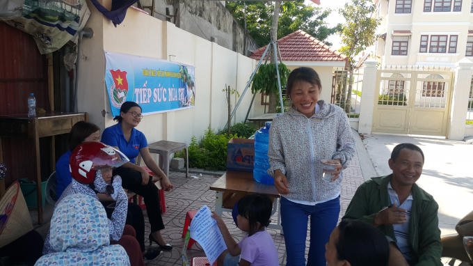 Các phụ huynh vui mừng vì có nước uống miễn phí, con em mình được phục vụ tận tình, chu đáo.
