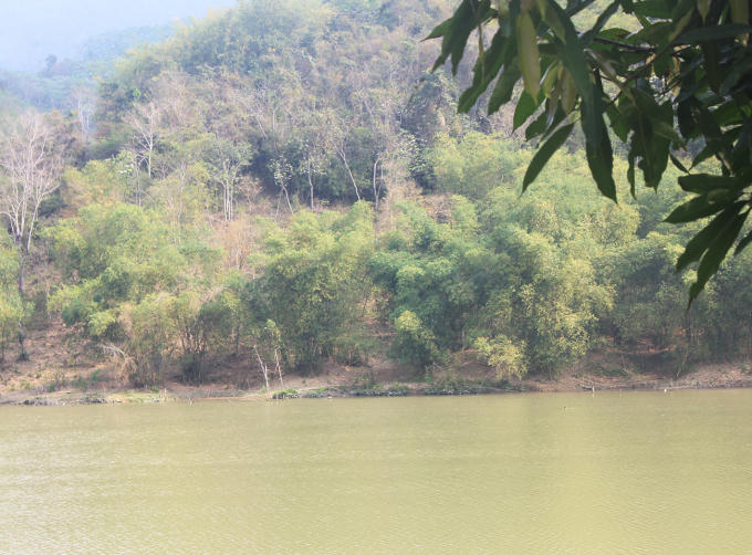 Rất lớn diện tích đất cộng đồng người bị ngập sâu trong nước chỉ được hỗ trợ tài sản trên đất, nhưng không được đền bù về đất như những dự án khác.