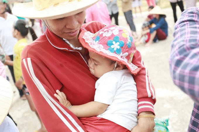 Tuấn Hưng đã trò chuyện với bà con để hiểu hơn về cuộc sống của người dân nơi đây.