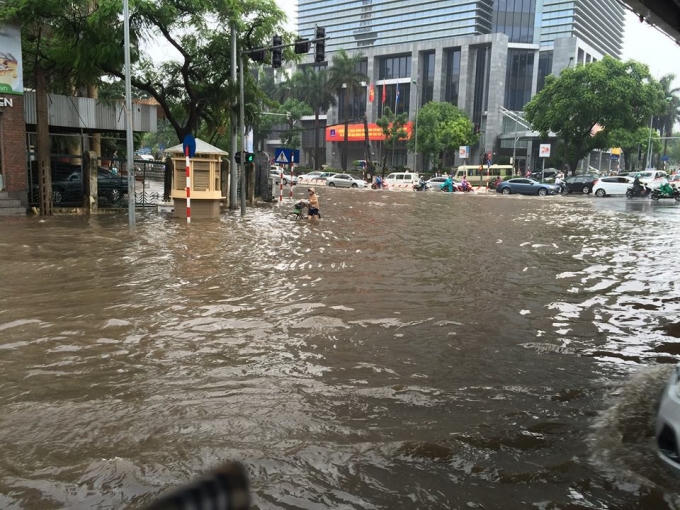 Ngã tư Huỳnh Thúc Kháng - Láng Hạ.