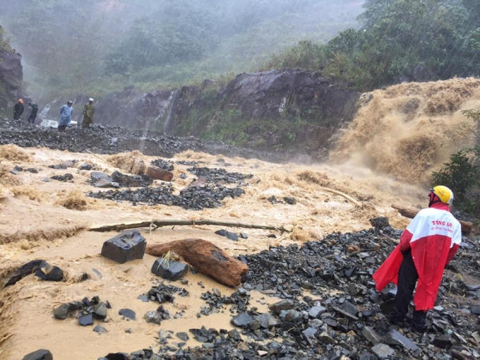 Nha Trang - Đà Lạt bị tê liệt do sạt lở đất, đá nhiều điểm.