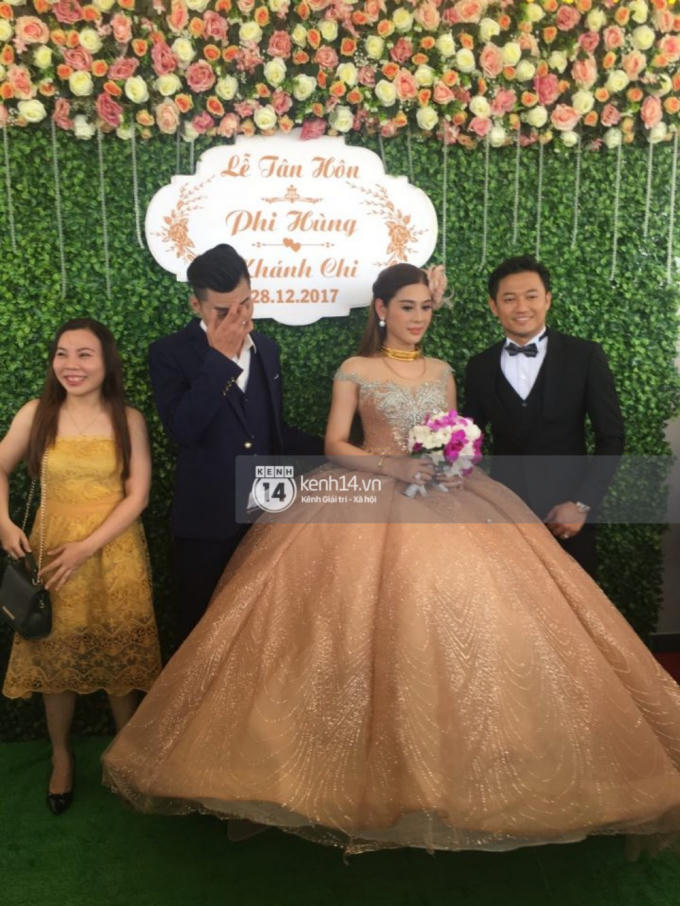 Lâm Khánh Chi hôn đắm đuối chú rể, thay váy đỏ nổi bần bật như công chúa trong lễ cưới