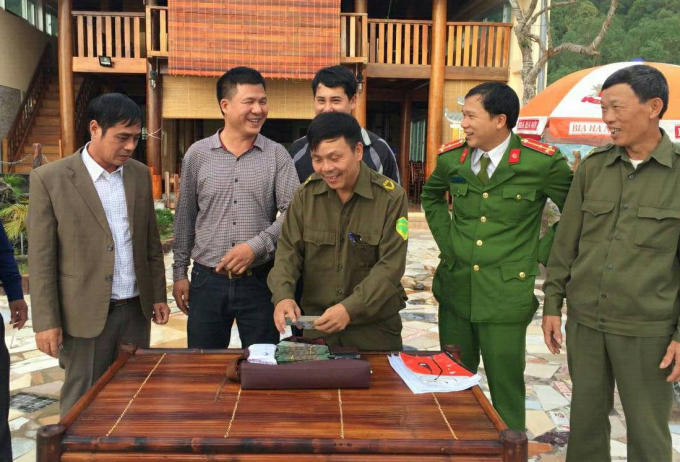 Lực lượng chức năng trao trả lại to&agrave;n bộ t&agrave;i sản cho vị kh&aacute;ch bỏ qu&ecirc;n.