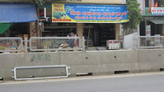 Tấm chắn bằng sắt đã được tháo dỡ, nhưng không biến mất mà được đặt ngay bên dải phân cách.