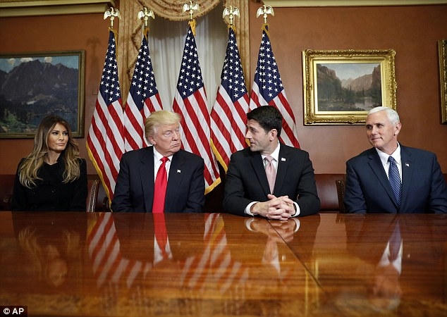 Bà Melania ngồi bên cạnh chồng trong buổi họp. (Ảnh: AP)