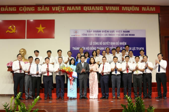 3426_Ynh_tYp_thY_chYp_kY_niYm_vYi_Ban_Lanh_YYo_EVN_va_EVNHCMC_trao_quyYt_YYnh_bY_nhiYm_TVHYTV_EVNHCMC_cho_YYng_chi_YY_ThY_Xuan_Chi_29122020_photobyChiLan