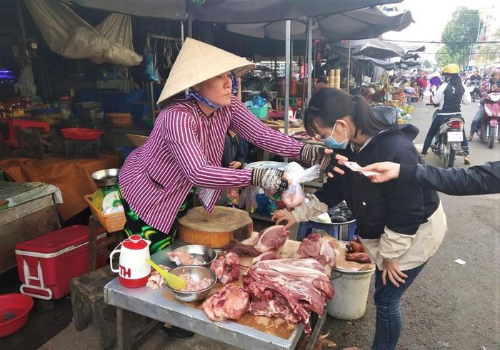 Các hàng thịt trong chợ giảm, số lượng thịt bán ra ít