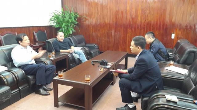 Ông Phạm Văn Thư (áo trắng) tại buổi làm việc với phóng viên.