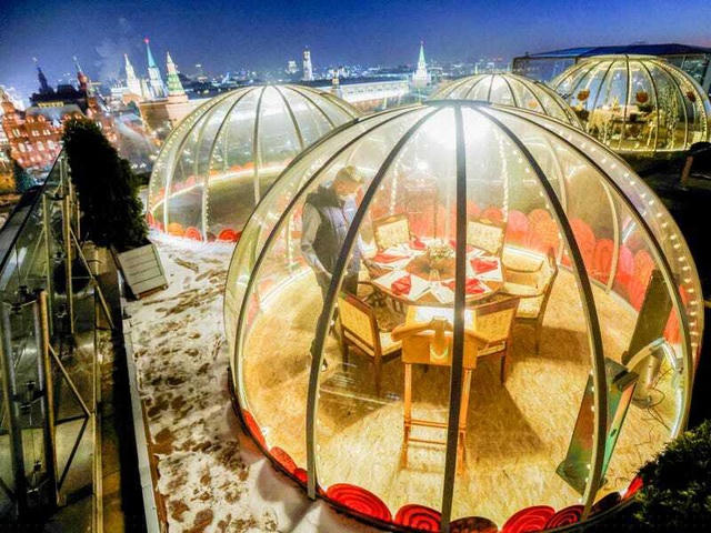 Moscow, Nga: Những bữa tiệc Giáng sinh tại nhà hàng được tổ chức riêng tư hơn, tại một nhà hàng ở Moscow, các vị khách sẽ dùng bữa bên trong những mái vòm như thế này để đảm bảo giãn cách xã hội.