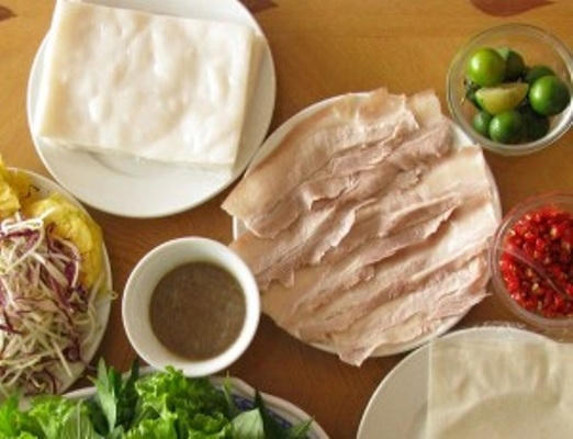 Bánh tráng cuốn thịt heo là món ăn khá nổi tiếng ở đây.