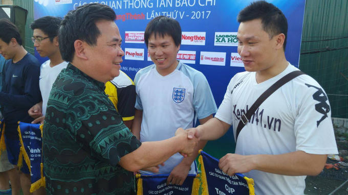 BTC trao cờ lưu niệm cho các đội bóng.