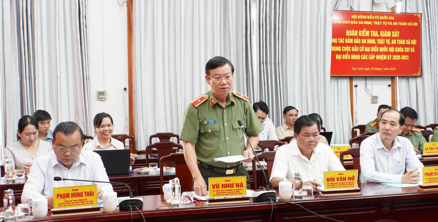 Thiếu tướng Vũ Như Hà - Giám đốc Công an tỉnh Tây Ninh báo cáo tại buổi kiểm tra, giám sát.
