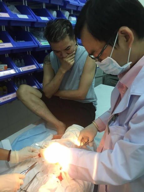 Anh được các bác sĩ thăm khám và khâu.