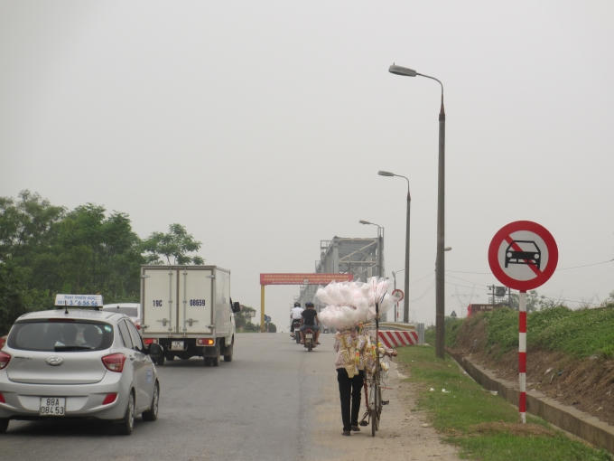 Theo quan sát của PV, phía bên kia cầu Việt Trì (cũ) đoạn ngã 3 rẽ từ địa phận tỉnh Vĩnh Phúc không có biển cấm ô tô mà phải đến tận chân cầu mới có. Do đó, đây cũng là một điểm gây khó khăn cho các phương tiện ô tô đi từ hướng Hà Nội về. (Ảnh: Thu Hường)
