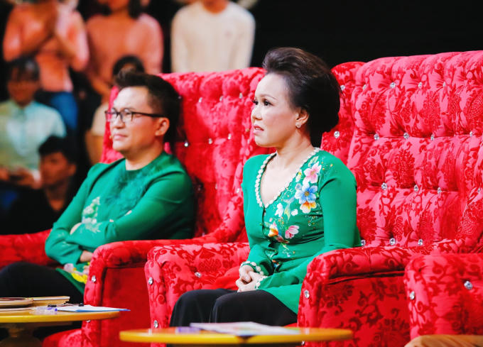 Thót tim kiều nữ Làng Hài Mở Hội nhai than, nuốt kiếm mưu sinh