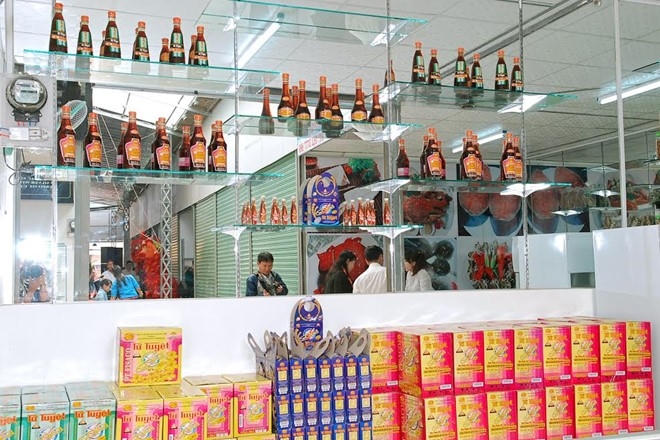 Nhiều DN nước mắm cho biết không hề biết sản phẩm bị kiểm nghiệm, chỉ biết thông tin khi khách hàng chất vấn, dọa trả sản phẩm. Ảnh minh họa: Đình Hòa.