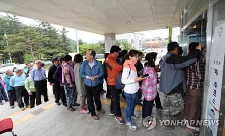 Cử tri Hàn Quốc đi bỏ phiếu ở Gangneung, tỉnh Gangwon. (Ảnh: Yonhap)