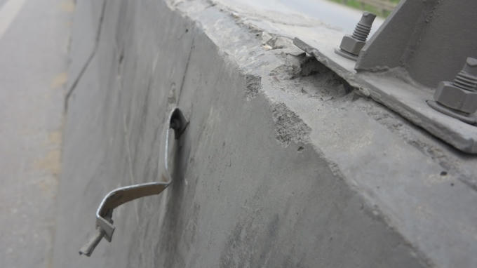 Lan can tr&ecirc;n quốc lộ 1A tiếp tục &ldquo;bốc hơi&rdquo;: Đừng để