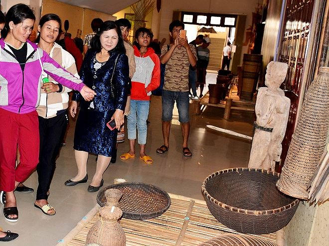 Du khách tham quan nơi trưng bày những nông cụ của người Xê Đăng.