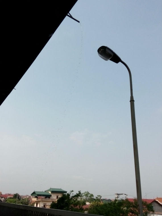 Ống thoát nước trên tầng 2 lắp vắt vẻo 2 bên thân cầu, gió tạt vào làm cho người đi đường "lĩnh" đủ.