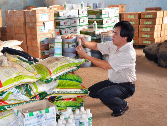 Lấy mẫu kiểm tra phân bón ở công ty Thuận Phong, Đồng Nai.
